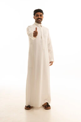 رجل سعودي بالثوب التقليدي يرفع علامة الإبهام