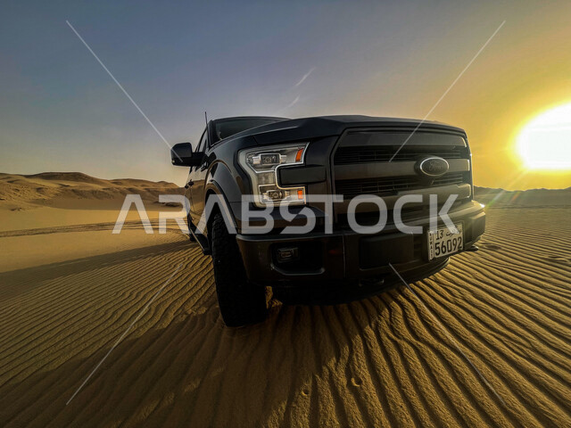 صورة جمالية للكثبان الرملية الصحراوية في المملكة العربية السعودية ، الرمال الناعمة ، جمال المناظر الطبيعية الصحراوية في السعودية ، جيب فورد الرياضي بتصميم عصري جذاب تسير في وسط الصحراء ، صحاري السعودية