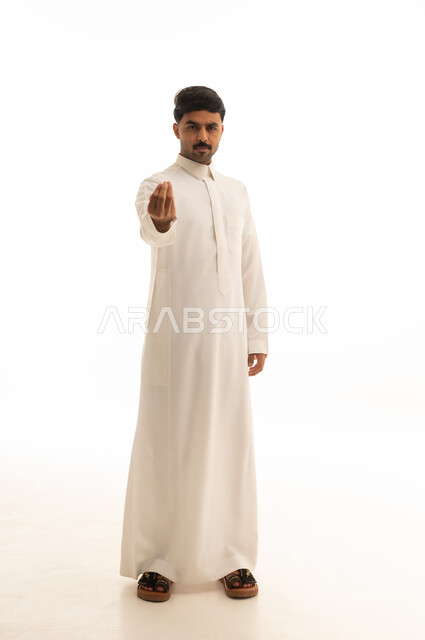 رجل سعودي بالثوب الأبيض مع إيماءة يد