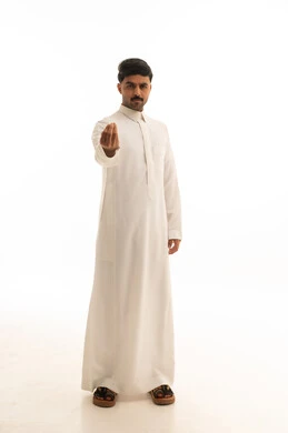 رجل سعودي بالثوب الأبيض مع إيماءة يد