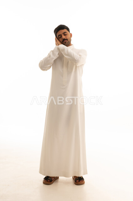 رجل سعودي بالثوب التقليدي يقوم بحركة النوم
