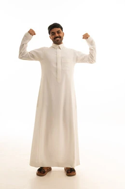 رجل سعودي بالثوب الأبيض يستعرض عضلاته