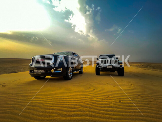 صورة جمالية للكثبان الرملية الصحراوية في المملكة العربية السعودية ، الرمال الناعمة ، جمال المناظر الطبيعية الصحراوية في السعودية ، سيارتين جيب بتصاميم عصرية جذابة تسيران في وسط الصحراء ، جيب جي أم سي الرياضي ، جيب رانجلر الرياضي 