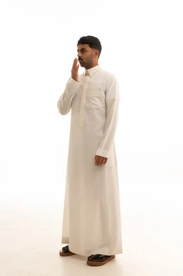 رجل سعودي بالثوب التقليدي على خلفية بيضاء