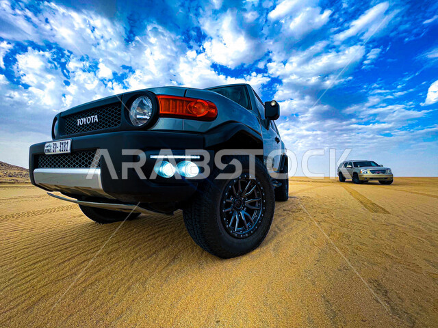 صورة جمالية للكثبان الرملية الصحراوية في المملكة العربية السعودية ، الرمال الناعمة ، جمال المناظر الطبيعية الصحراوية في السعودية ، سيارتين جيب بتصاميم عصرية جذابة تسيران في وسط الصحراء ، جيب تويوتا الرياضي ، جيب جي أم سي الرياضي 