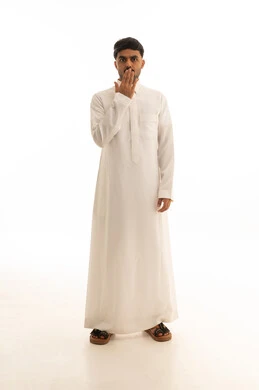 شاب سعودي بالثوب التقليدي مع تعبير مندهش