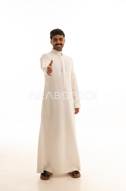 رجل سعودي بالثوب الأبيض يمد يده للمصافحة خلفية بيضاء