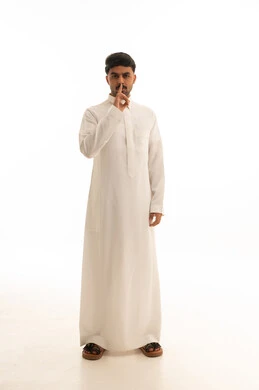 رجل سعودي بالثوب الأبيض يشير بالصمت في الاستوديو