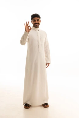 رجل سعودي بالثوب الأبيض يشير بعلامة الموافقة
