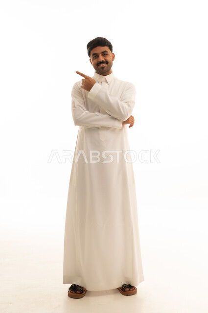 رجل سعودي بالثوب الأبيض يشير على خلفية بيضاء