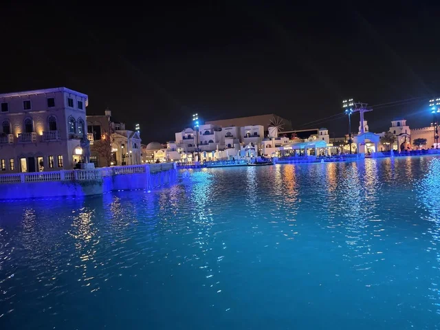 البحيرة المائية في البوليفارد ورلد في مدينة الرياض، الفن الهندسي المعماري على الطراز الحديث، الاستمتاع بالتجارب الممتعة في أبرز المناطق الترفيهية بالمملكة العربية السعودية، معالم جذب واستقطاب السائحين من أنحاء العالم