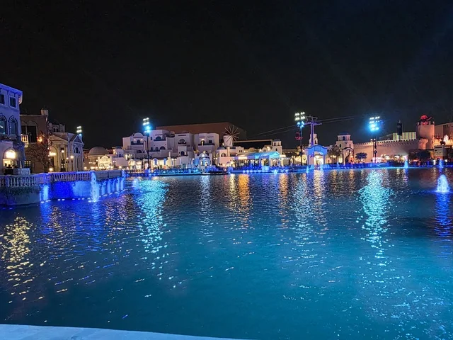 البحيرة المائية في البوليفارد ورلد في مدينة الرياض، الفن الهندسي المعماري على الطراز الحديث، الاستمتاع بالتجارب الممتعة في أبرز المناطق الترفيهية بالمملكة العربية السعودية، معالم جذب واستقطاب السائحين من أنحاء العالم