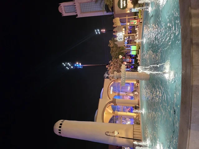 البحيرة المائية في البوليفارد ورلد في مدينة الرياض، الفن الهندسي المعماري على الطراز الحديث، الاستمتاع بالتجارب الممتعة في أبرز المناطق الترفيهية بالمملكة العربية السعودية، معالم جذب واستقطاب السائحين من أنحاء العالم