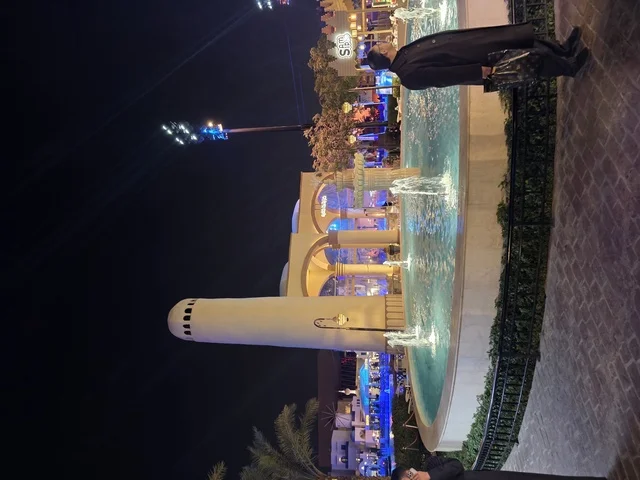 البحيرة المائية في البوليفارد ورلد في مدينة الرياض، الفن الهندسي المعماري على الطراز الحديث، الاستمتاع بالتجارب الممتعة في أبرز المناطق الترفيهية بالمملكة العربية السعودية، معالم جذب واستقطاب السائحين من أنحاء العالم