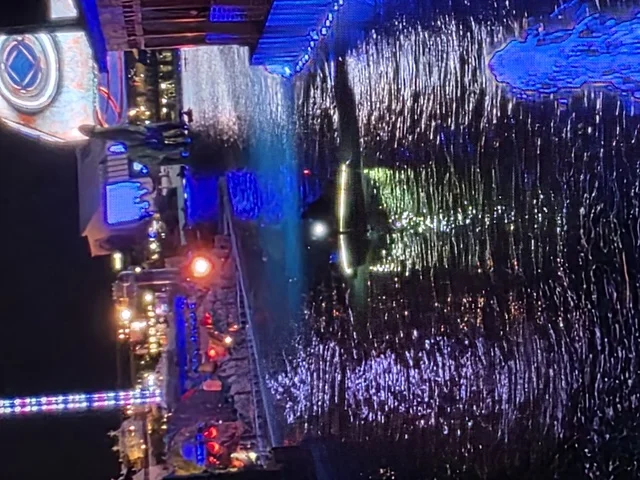 البحيرة المائية في البوليفارد ورلد في مدينة الرياض، الفن الهندسي المعماري على الطراز الحديث، الاستمتاع بالتجارب الممتعة في أبرز المناطق الترفيهية بالمملكة العربية السعودية، معالم جذب واستقطاب السائحين من أنحاء العالم