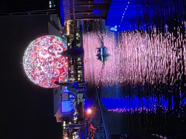 The water lake in Boulevard World in Riyadh, the architectural engineering art in a modern style, enjoying fun experiences in the most prominent entertainment areas in the Kingdom of Saudi Arabia, attractions that draw and attract tourists from around the world.