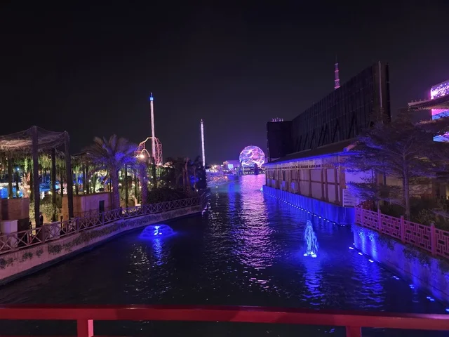 The water lake in Boulevard World in Riyadh, the architectural engineering art in a modern style, enjoying fun experiences in the most prominent entertainment areas in the Kingdom of Saudi Arabia, attractions that draw and attract tourists from around the world.