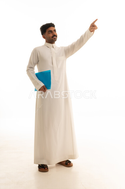 رجل سعودي بالثوب يشير للأعلى مع ملف أزرق