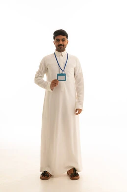 رجل سعودي بالثوب الأبيض يحمل بطاقة تعريفية