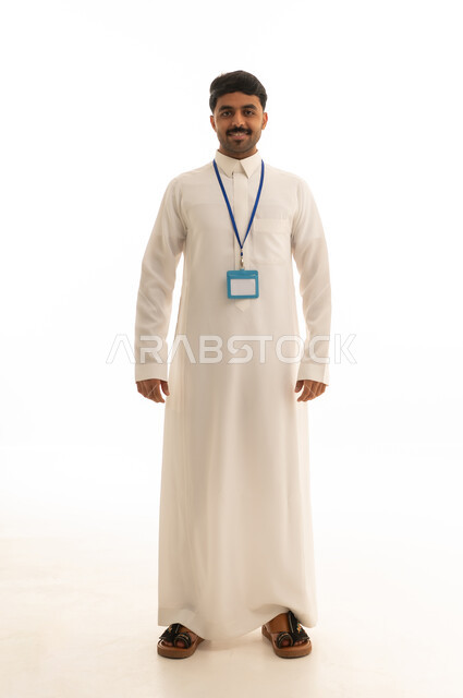 رجل سعودي بالثوب الأبيض يرتدي بطاقة هوية