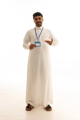 رجل سعودي بالثوب يحمل بطاقة تعريفية خلفية بيضاء