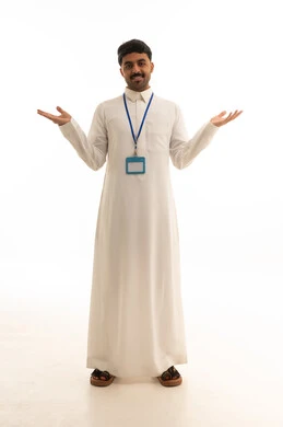رجل سعودي بالثوب الأبيض مع بطاقة تعريفية خلفية بيضاء