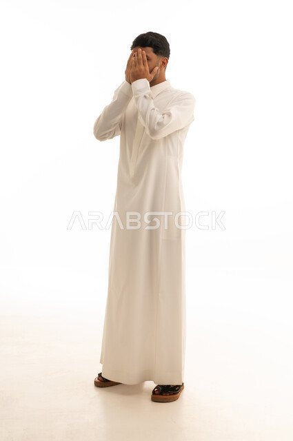 رجل سعودي بالثوب الأبيض يغطي عينيه تصوير استوديو