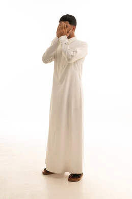 رجل سعودي بالثوب الأبيض يغطي عينيه تصوير استوديو