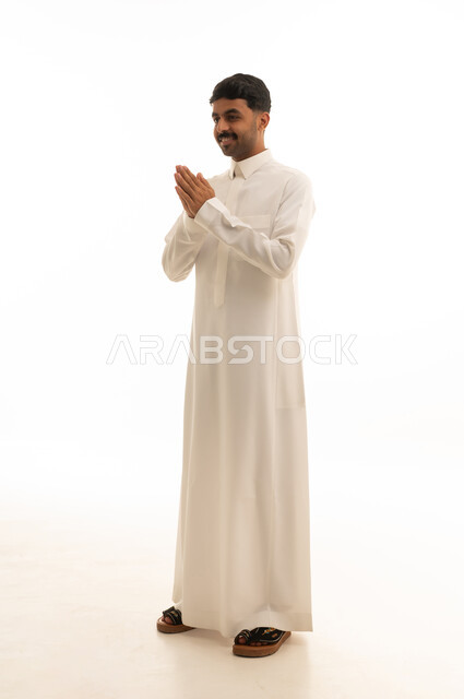 رجل سعودي بالثوب التقليدي خلفية بيضاء