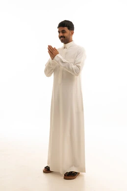 رجل سعودي بالثوب التقليدي خلفية بيضاء