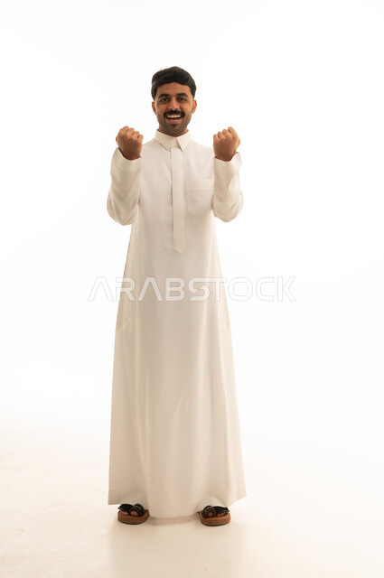 رجل سعودي بالثوب الأبيض يحتفل بالنجاح