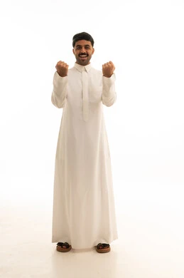 رجل سعودي بالثوب الأبيض يحتفل بالنجاح