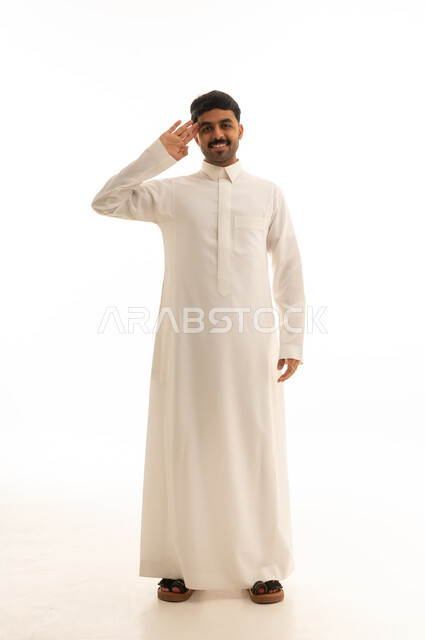 رجل سعودي بالثوب الأبيض يؤدي التحية العسكرية