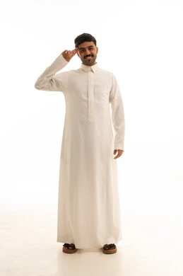 رجل سعودي بالثوب الأبيض يؤدي التحية العسكرية