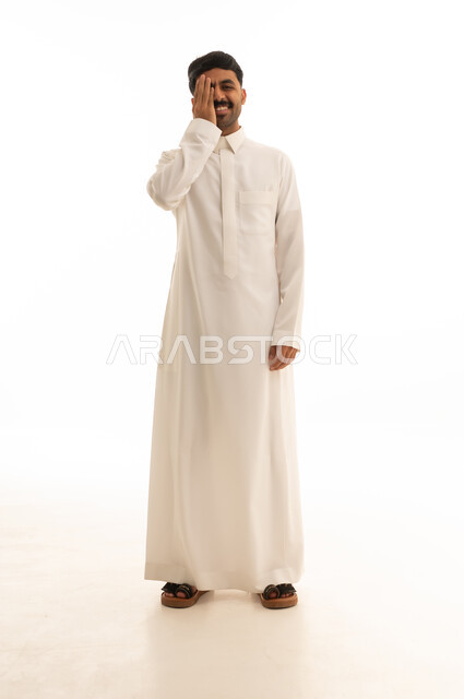 رجل سعودي مبتسم بالثوب الأبيض على خلفية بيضاء