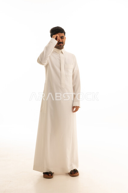 رجل سعودي بالثوب الأبيض مع إيماءة يد على خلفية بيضاء