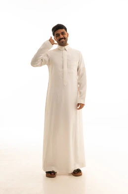 رجل سعودي بالثوب الأبيض يشير بعلامة الاتصال باليد