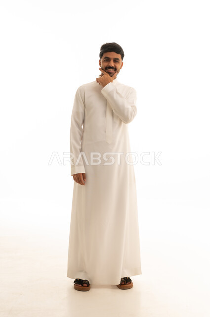 رجل سعودي بالثوب الأبيض في استوديو لقطة كاملة