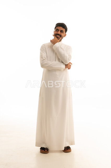 رجل سعودي بالثوب الأبيض يفكر على خلفية بيضاء