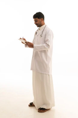 طبيب سعودي بالمعطف الطبي يكتب في ملف المريض