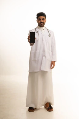 طبيب سعودي يحمل هاتف ذكي على خلفية بيضاء