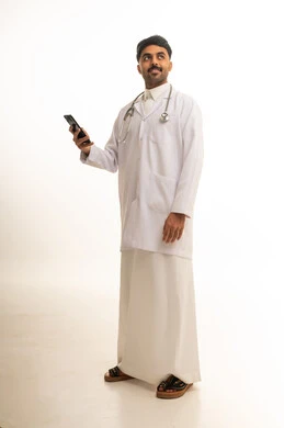 طبيب سعودي يرتدي معطف المختبر ويمسك هاتف