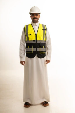 مهندس سعودي يرتدي سترة السلامة والخوذة البيضاء