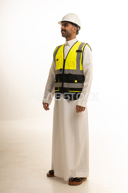 مهندس سعودي بسترة السلامة على خلفية بيضاء