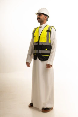 مهندس سعودي بسترة السلامة على خلفية بيضاء