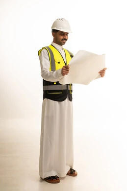 مهندس سعودي بالثوب يمسك مخططات هندسية خلفية بيضاء