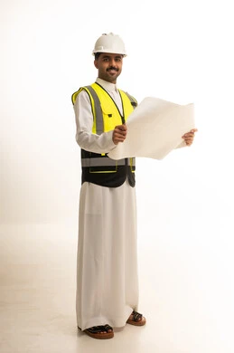 مهندس سعودي يحمل مخططاً هندسياً بخلفية بيضاء