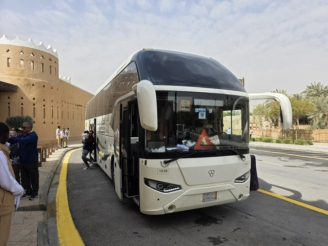 أسوار الدرعية القديمة في مدينة الرياض في المملكة العربية السعودية، معالم أثرية تاريخية قديمة، الفن الهندسي المعماري القديم، صورة للمباني الأثرية والبيوت الطينية في حي الطريف في الدرعية، أشجار النخيل الخضراء، مناطق السياحة التراثية في السعودية