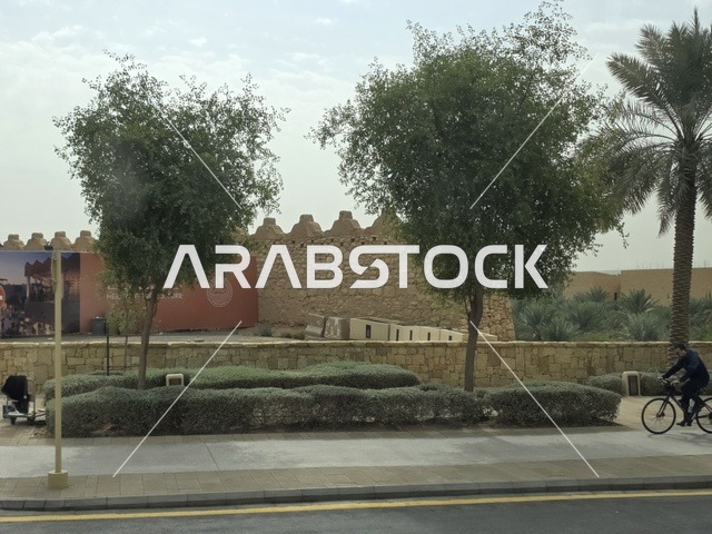 أسوار الدرعية القديمة في مدينة الرياض في المملكة العربية السعودية، معالم أثرية تاريخية قديمة، الفن الهندسي المعماري القديم، صورة للمباني الأثرية والبيوت الطينية في حي الطريف في الدرعية، أشجار النخيل الخضراء، مناطق السياحة التراثية في السعودية