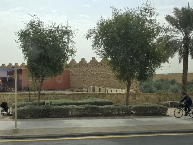 أسوار الدرعية القديمة في مدينة الرياض في المملكة العربية السعودية، معالم أثرية تاريخية قديمة، الفن الهندسي المعماري القديم، صورة للمباني الأثرية والبيوت الطينية في حي الطريف في الدرعية، أشجار النخيل الخضراء، مناطق السياحة التراثية في السعودية